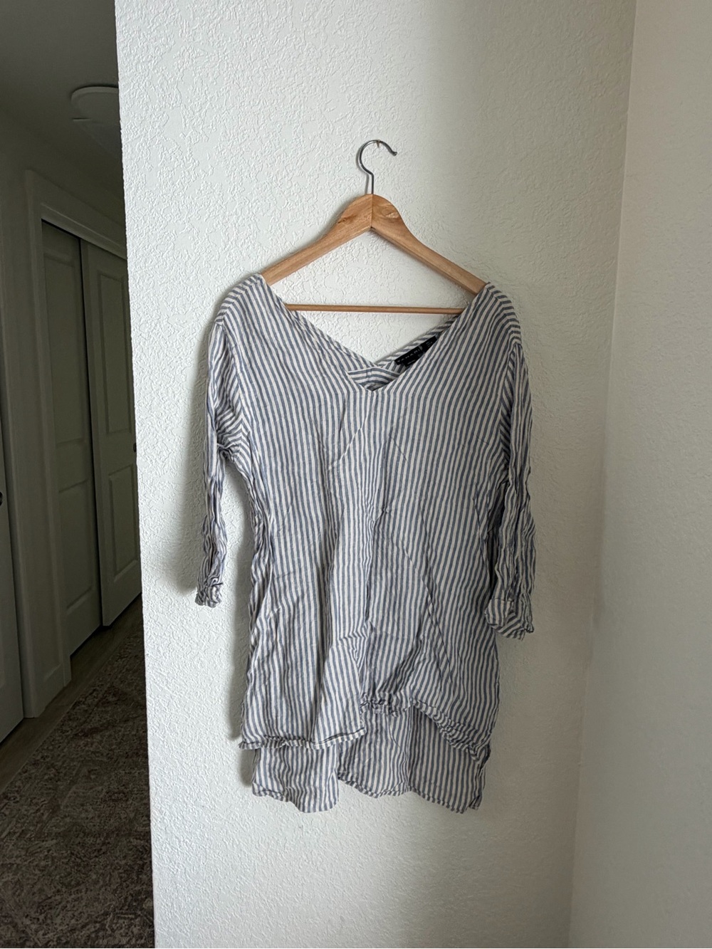Tahari Gray and White Striped V‑Neck Long Sleeve Top Linen - L